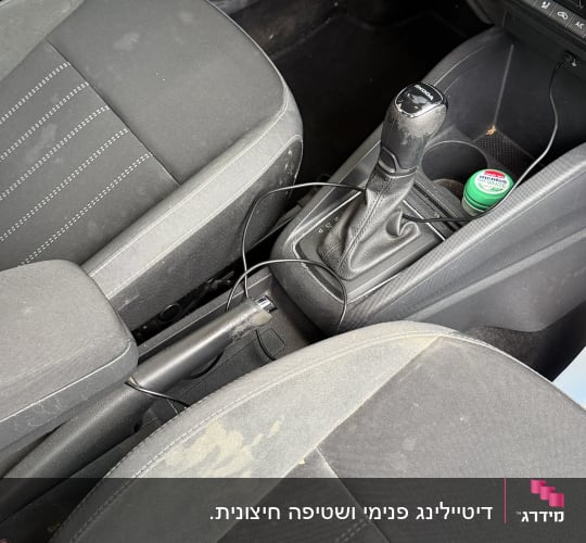 מושבי בד ופנים רכב מלוכלכים עם כתמים לפני דיטיילינג פנימי